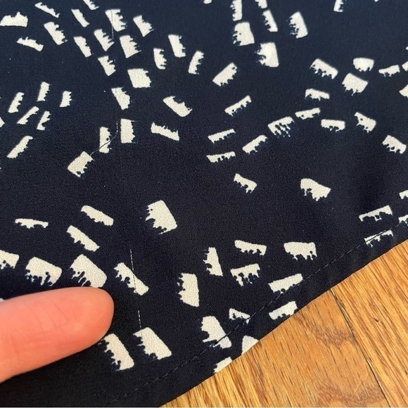 CUPCAKES AND CASHMERE STITCH FIX Lisbon Cold Shoulder Top Navy Blue White Boho S - Picture 11 of 12